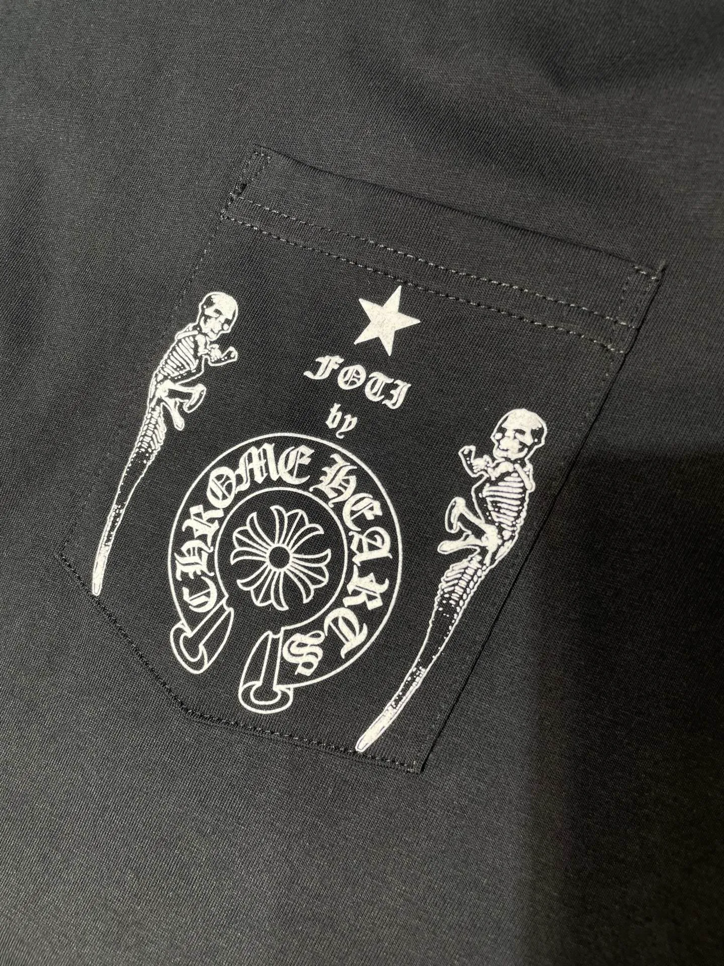 P250 N502 Kl 🌟【Top original order】Chrome Hearts Sanskrit short sleeves printed all over the back. Process description: The fabric is made of 26-woven 200g cotton, and the printing is made of special imported slurry. The overall routing is straight and delicate, the fabric is comfortable and soft, and the color is consistent without color difference. It can be matched with the same style to create a fashionable look and control various occasions. Customized accessories, complete three standards, same style for men and women!  size：s m l